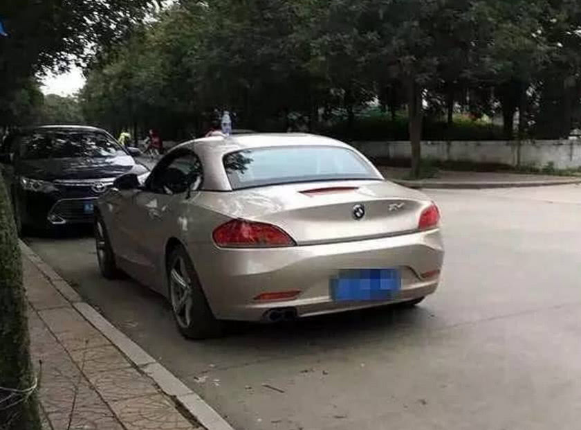 土豪路边放脉动瓶测试拜金女,女学生上车还称自己第一次!