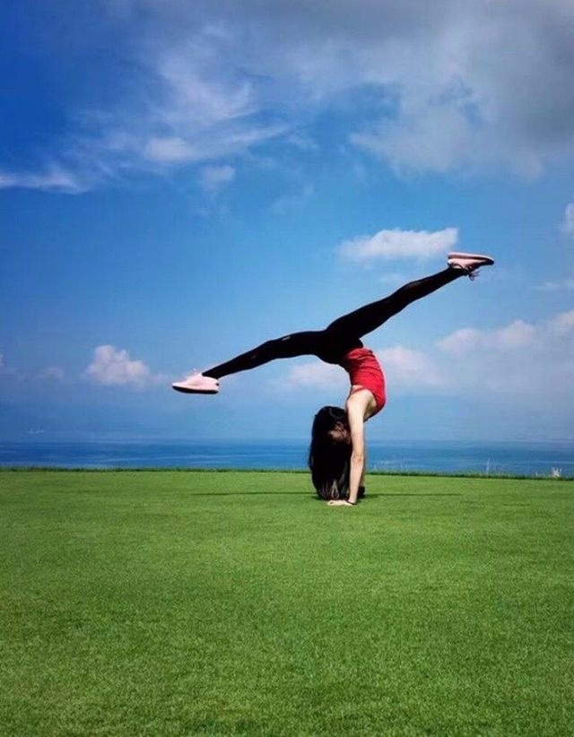 妹子变旅游边练一字马,每一张都美轮美奂,不愧是女神!