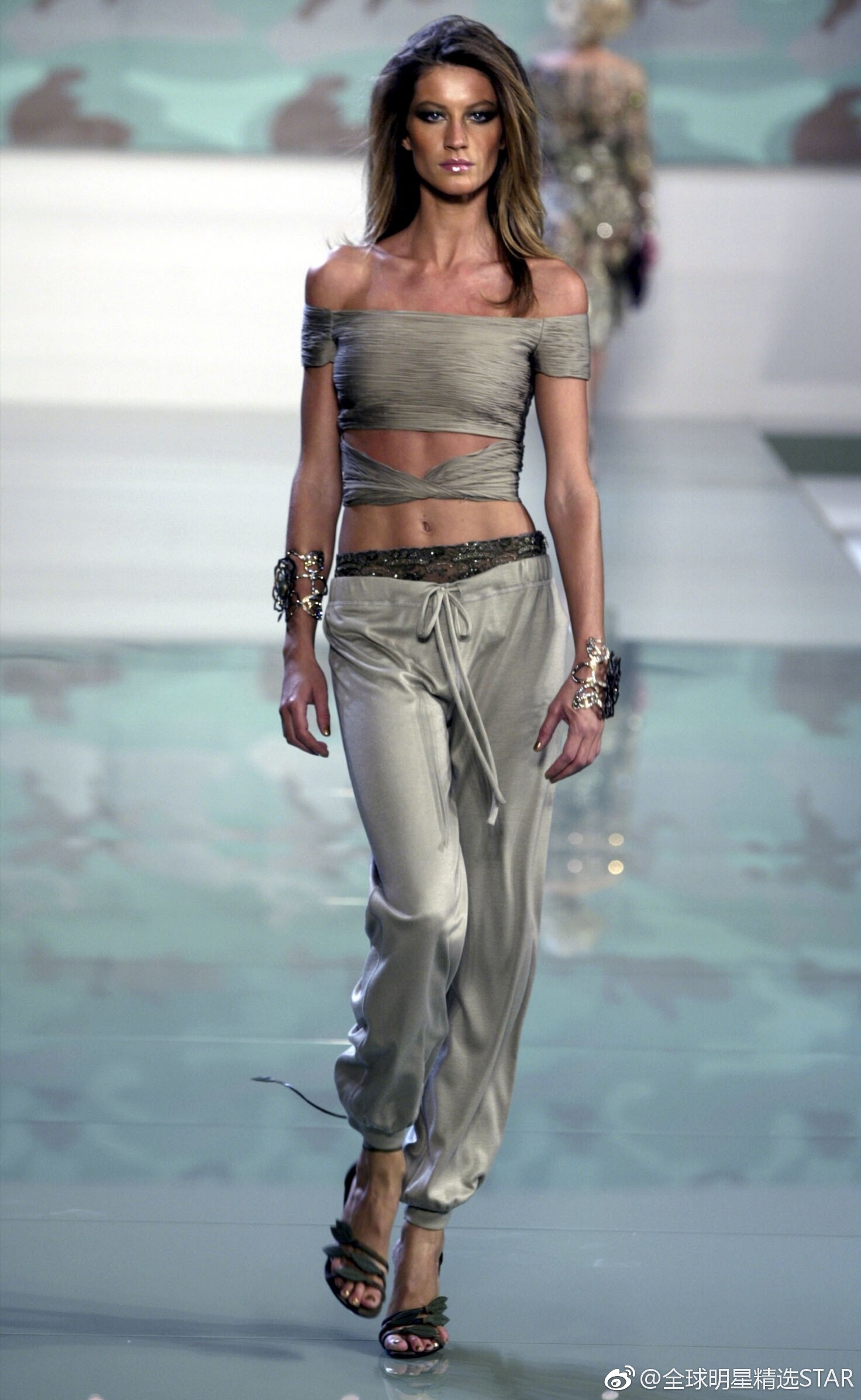 吉赛尔·邦辰透露她坚持在家生孩子,尽管医生警告太危险了