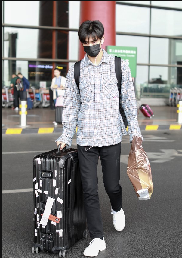 宋威龙穿灰色格纹衬衫搭配黑色运动裤休现身机场 帅气有型