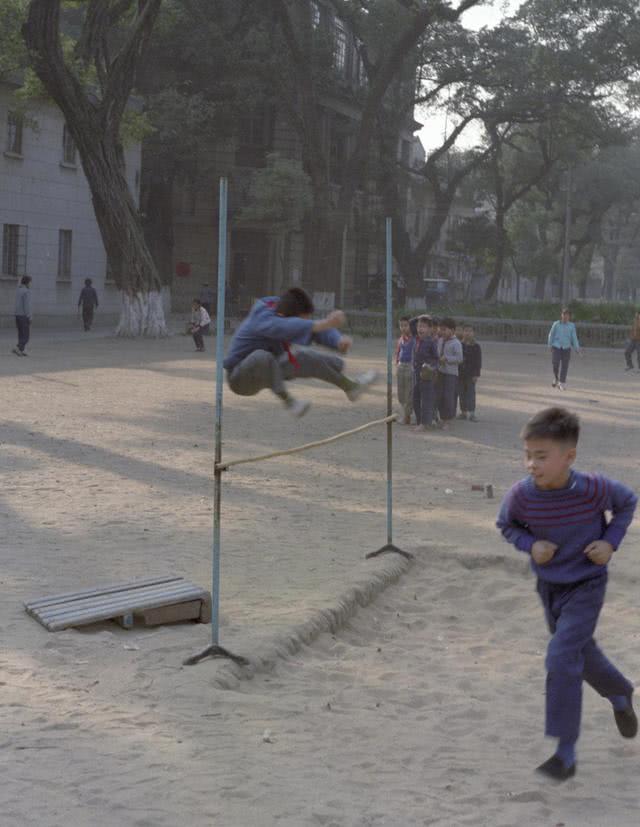 1978年广州历史老照片:图为一个小学里正在上体育课的小学生们,一个小