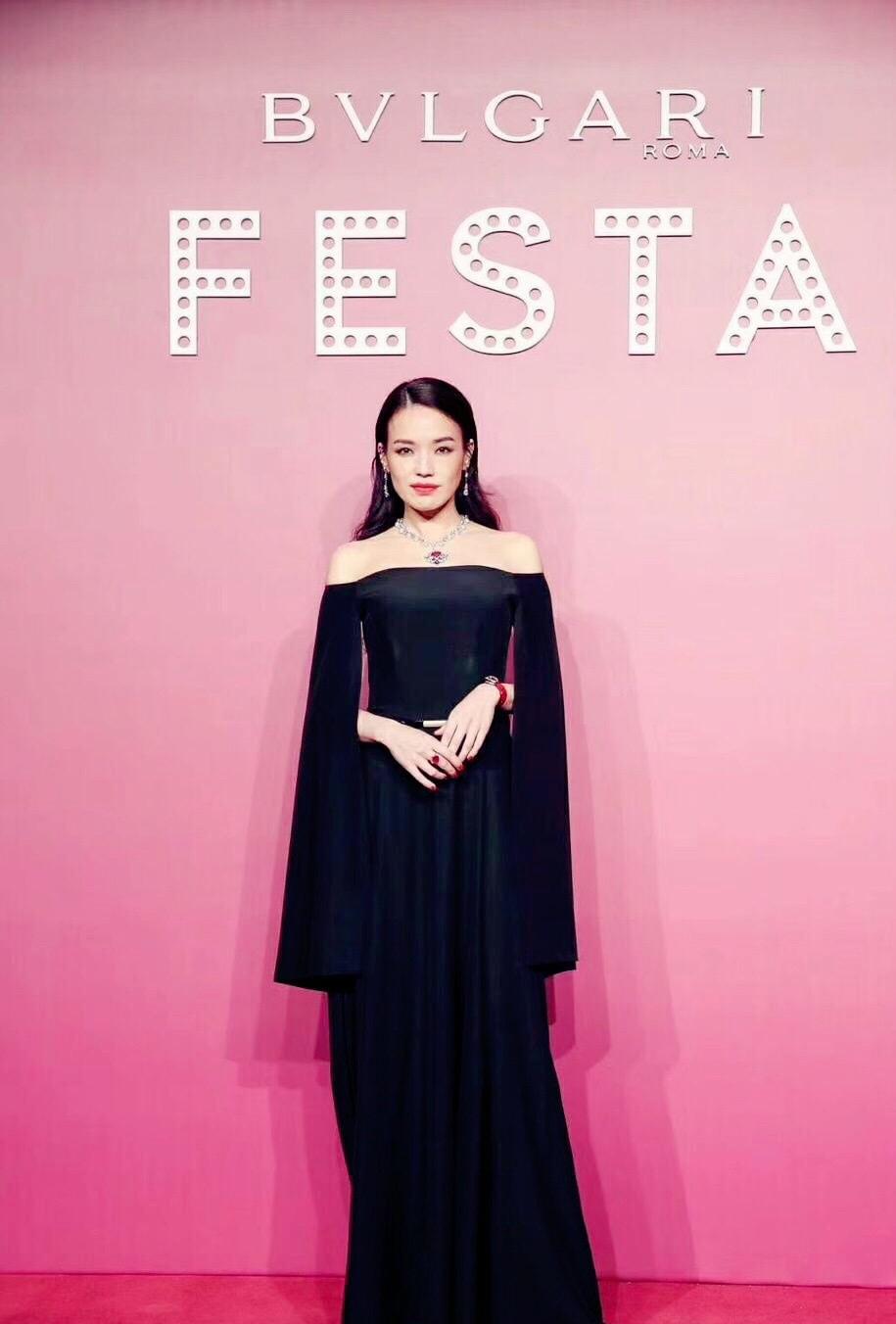 舒淇黑色一字肩抹胸裙搭配精致珠宝现身活动,