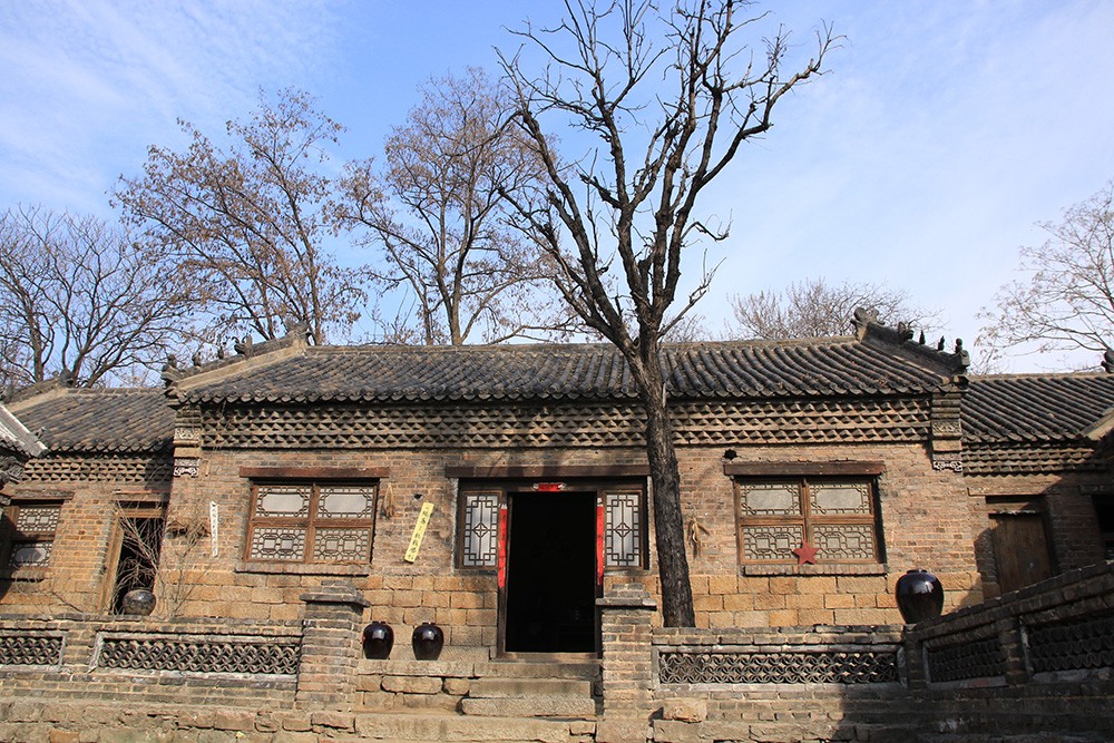 实拍真实的地主家大院房子虽小看上去却很结实