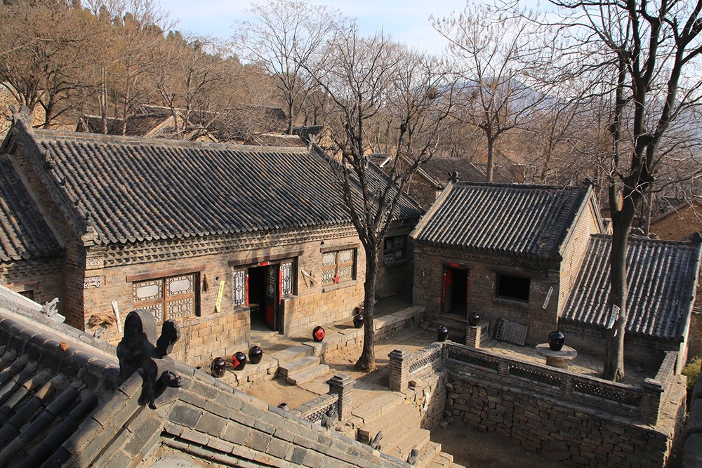 实拍真实的地主家大院房子虽小看上去却很结实