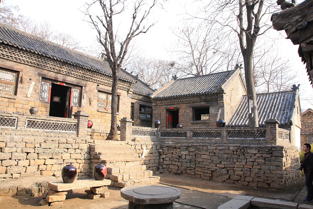 实拍真实的地主家大院房子虽小看上去却很结实