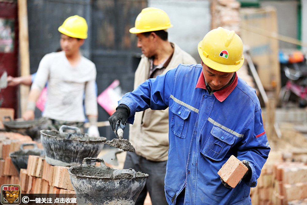 一名工人师傅说,今年的夏天特别热,太阳也特别"毒",常年在工地室外