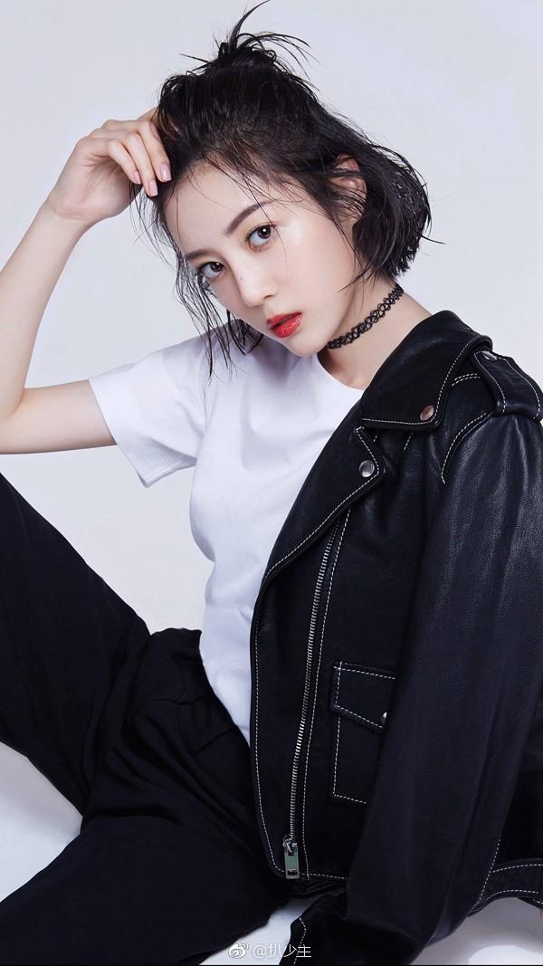 李溪芮微博认证从"嘉行传媒签约艺人"变成了"演员",有猜测是因为之前