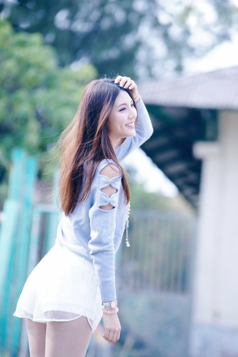 海景边阳光下一个长发飘逸的可爱微笑美女