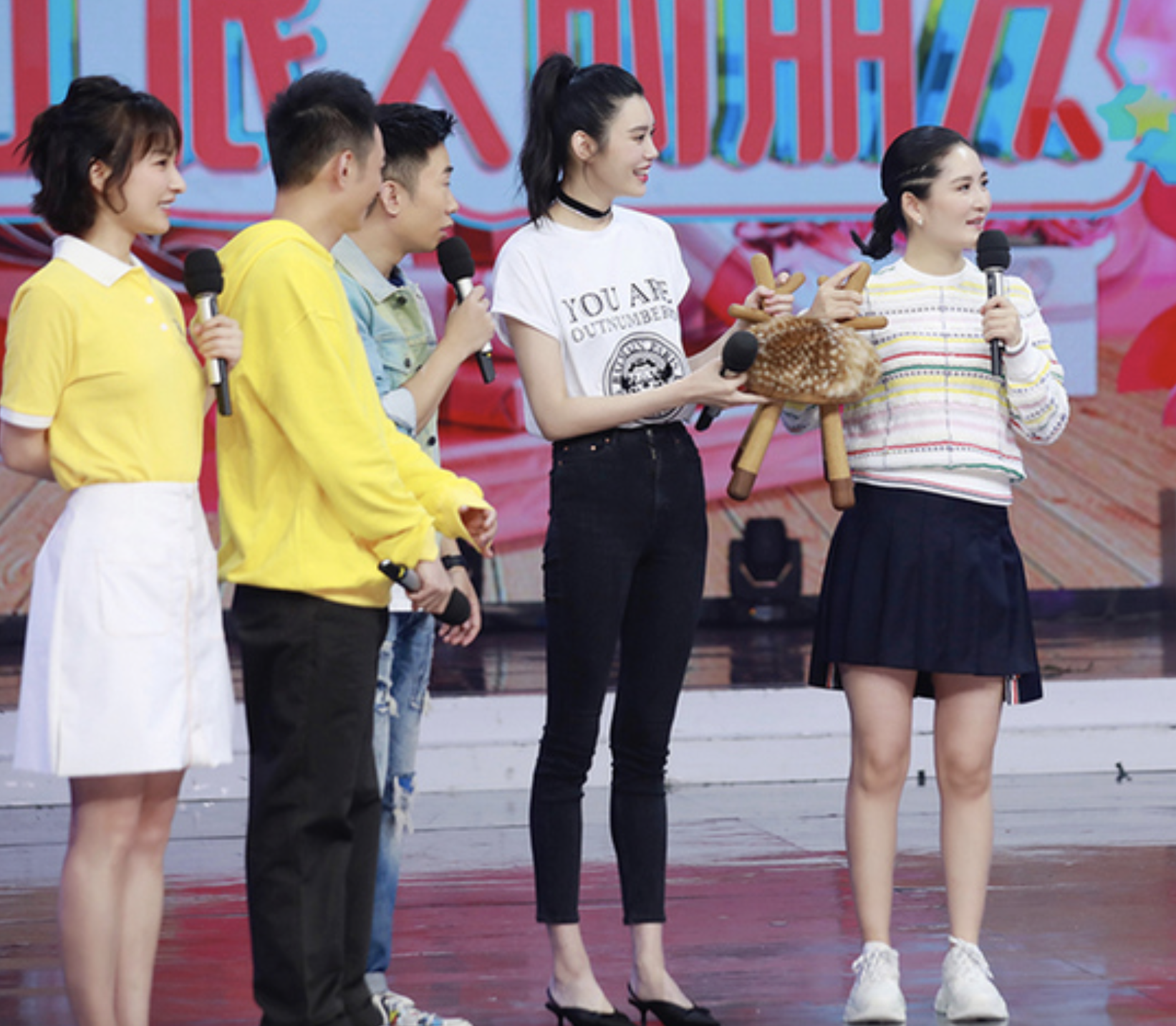 谢娜回归吴昕跌回傻大姐人设,自称东北赫本参加活动却这个造型?