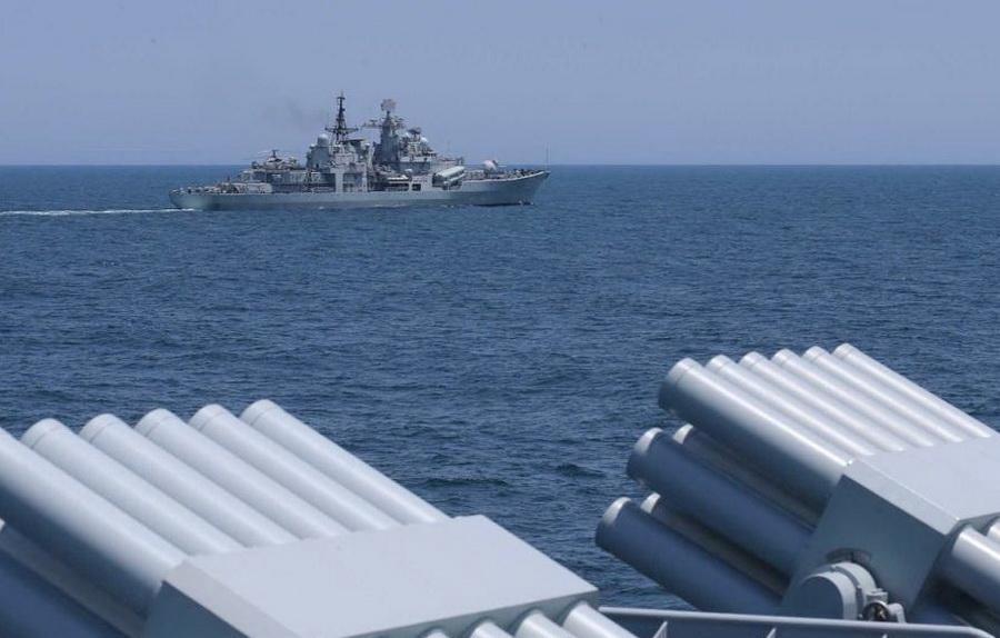 东海铁拳现代级139舰猛烈开火