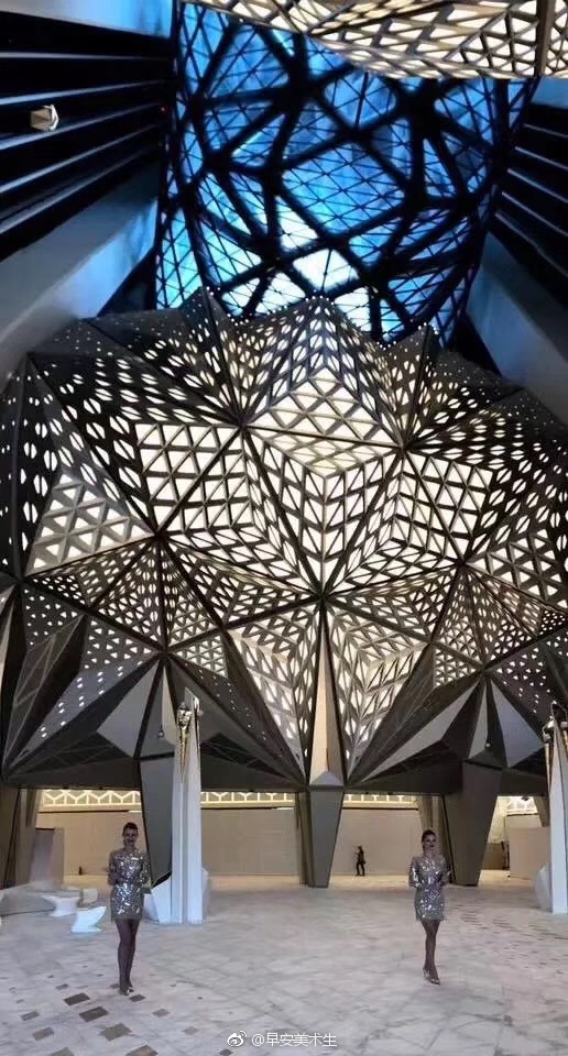 建筑的承重结构也是立面的纹理,底部结构纹理丰富且密集,顶部纹理较轻