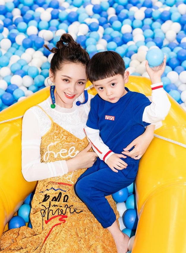 邓莎大麟子拍亲子写真炫酷有型,母慈子孝超有爱《妈妈是超人》的四组