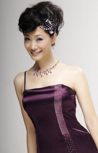 52岁于文华生活近照,二婚遇到真爱,22岁女儿很美