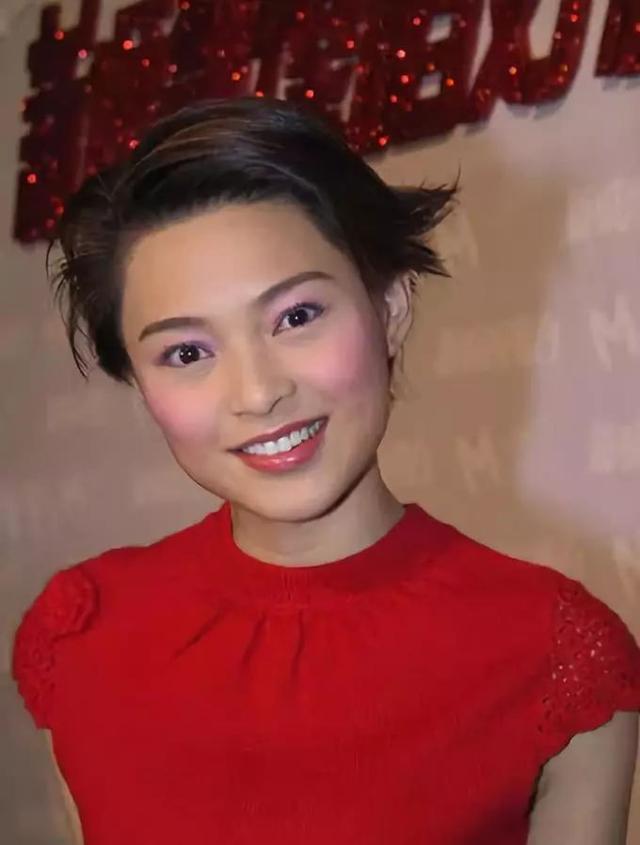 1979年出生的欧倩怡,早于1996年中学毕业后,参加了tvb举办的新秀歌唱