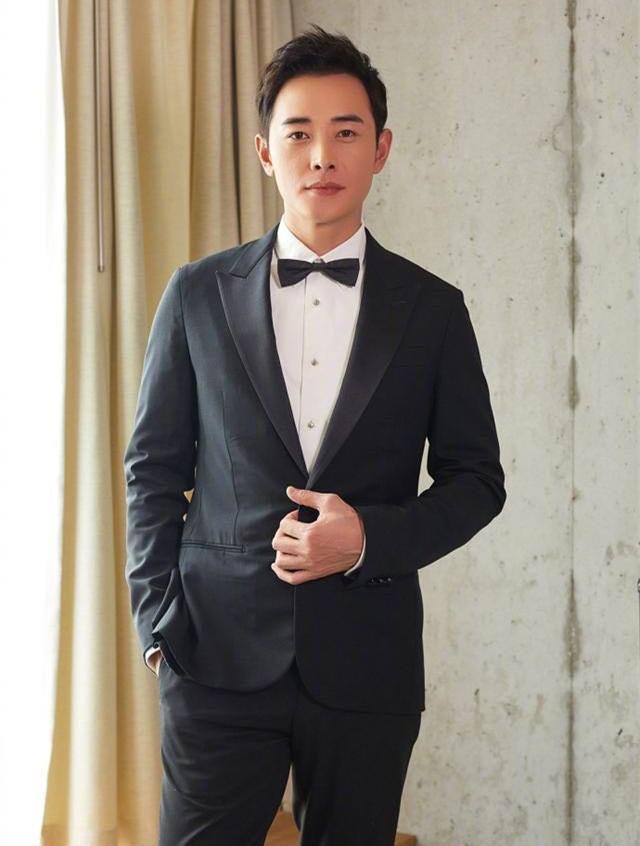 罗晋穿一身西装现身舞台很帅气,到了机场为何就低调了?