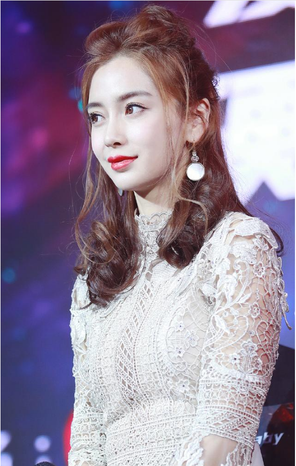 angelababy身穿白色蕾丝长裙亮相综艺节目 扎着半丸子头烈焰红唇_新浪