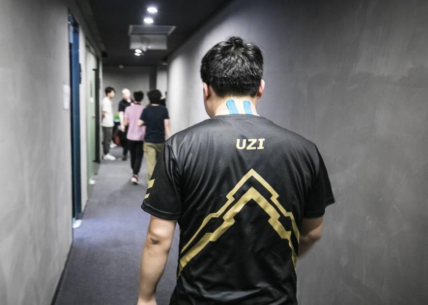 uzi即将开启直播?那么问题来了!