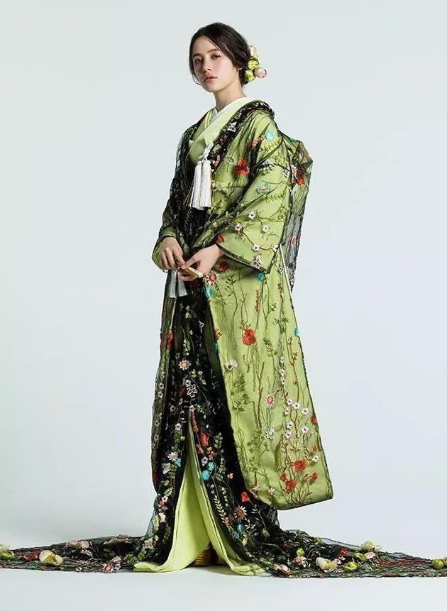 当日本和服遇上西式婚纱,画风是美是迷?引发网友争议