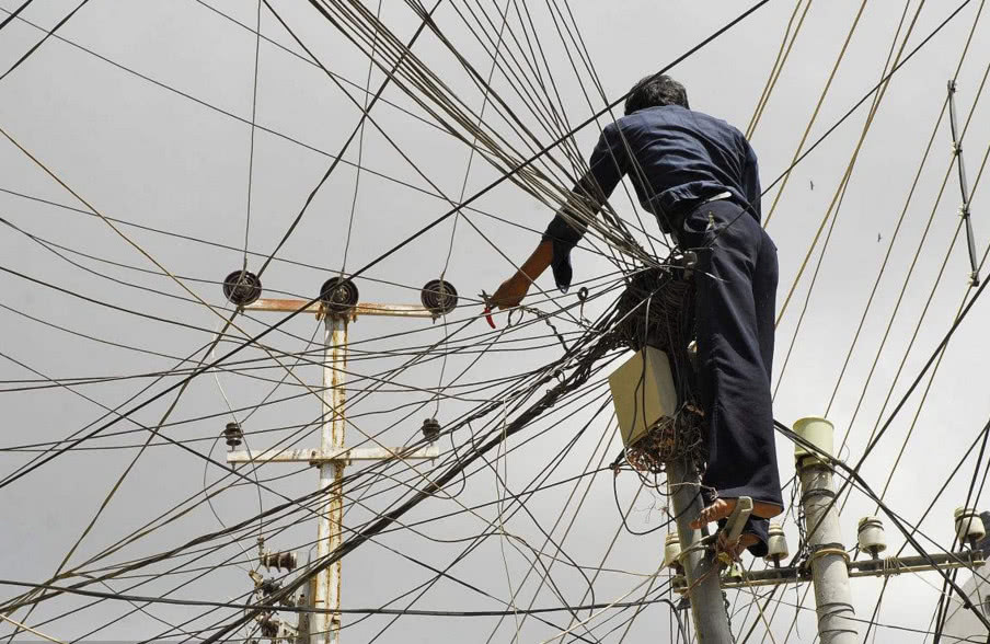 印度电工绝对是世界上最牛的电工!徒手就敢接高压线