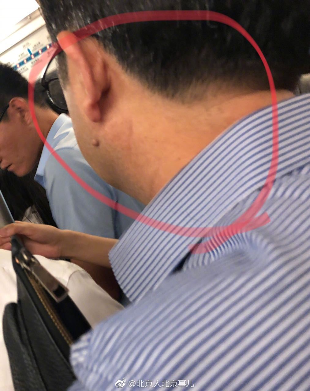 网友投稿今早在4号线一下遇见两个猥琐男地铁上顶姑娘屁股