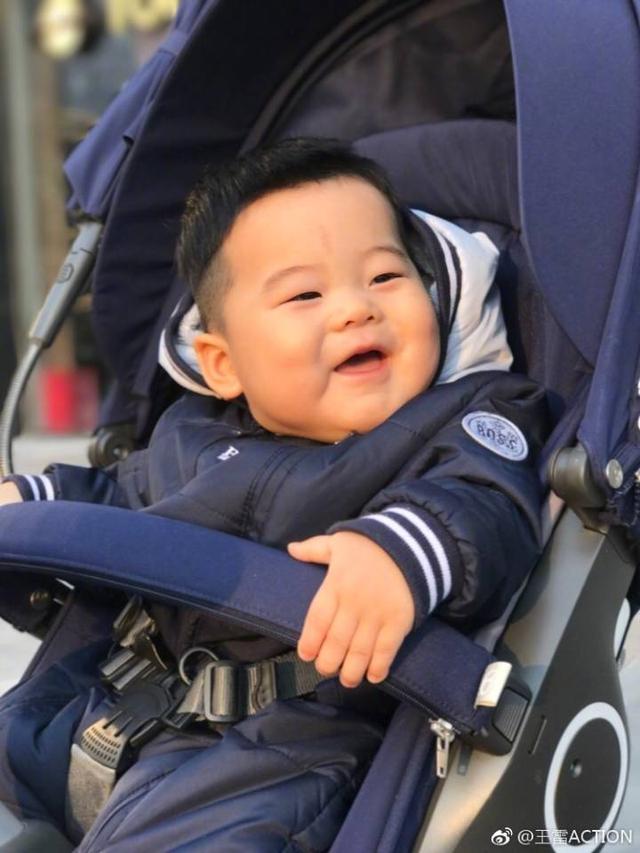 王雷晒大胖儿子最新帅照,萌掉你下巴!