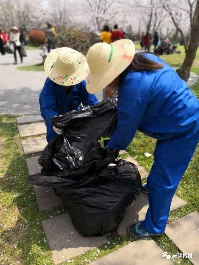 甚至有的游客还对清洁人员态度非常差说出了"不扫垃圾,要你们干嘛"
