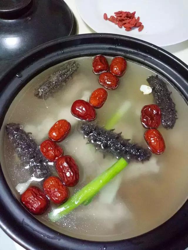 花胶海参汤的功效(花胶海参炖排骨,顶级食材炖出的顶级汤品,滋补养颜