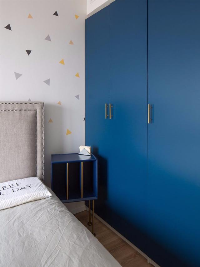 儿童房有个小飘窗,成品的蓝色柜门衣柜