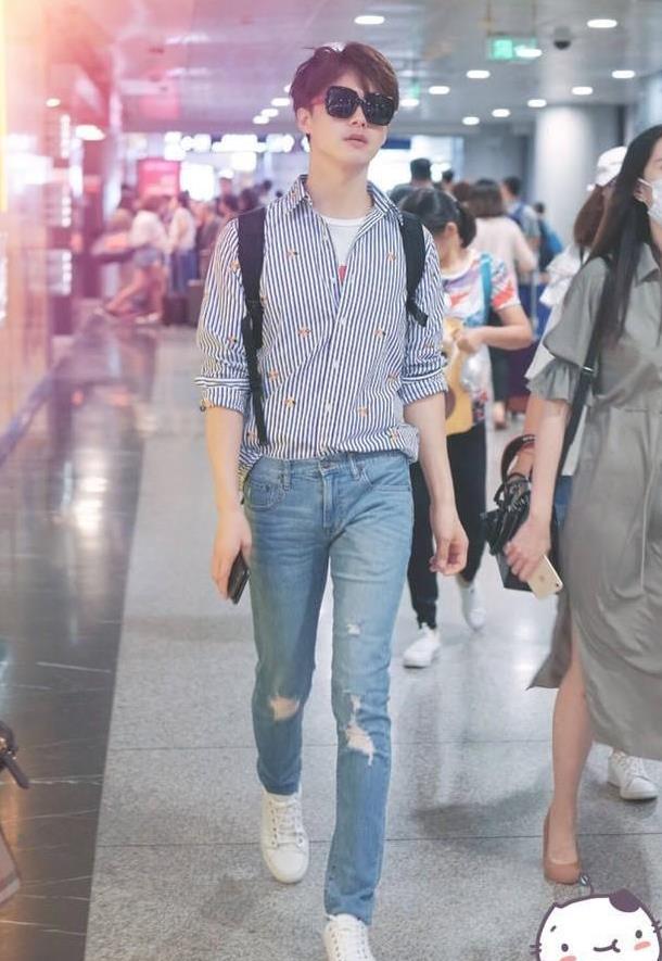 你再看马天宇之前来机场的装扮,那会他很喜好背双肩包来,给人觉得十分