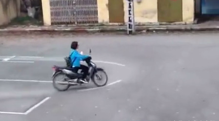 女司机考摩托车驾照,一下午就她一个人满分考