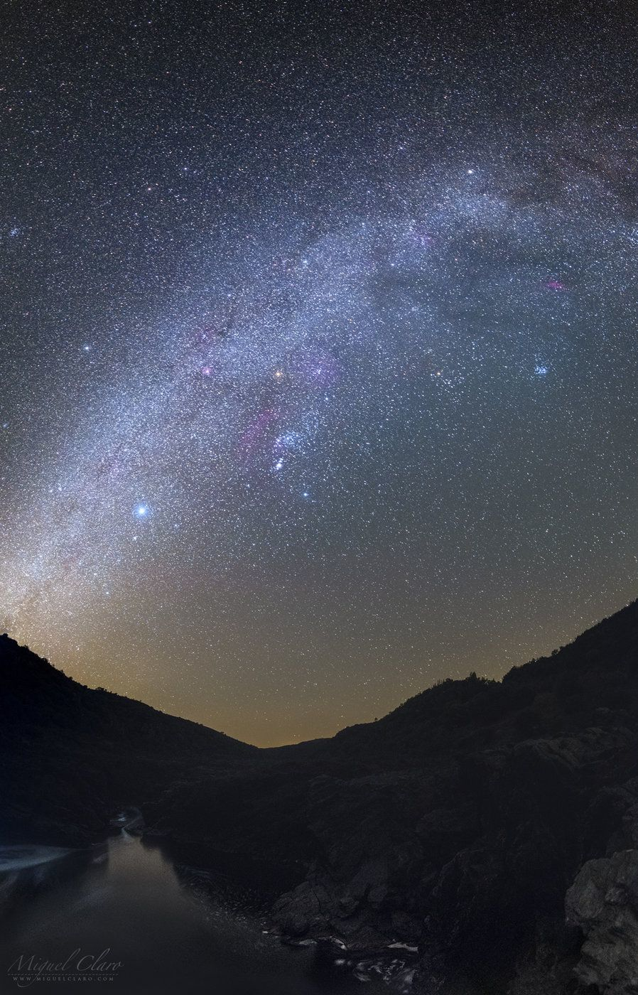 色彩斑斓的星云在夜空中点缀着美丽夜空