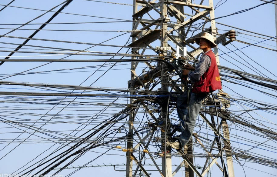 印度电工绝对是世界上最牛的电工!徒手就敢接高压线