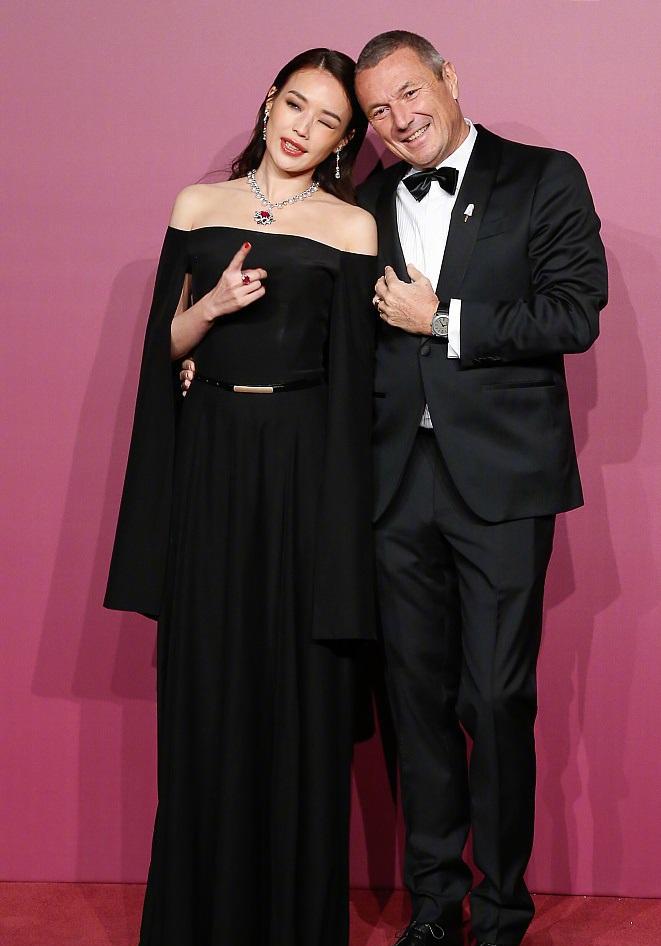 舒淇黑色一字肩抹胸裙搭配精致珠宝现身活动,