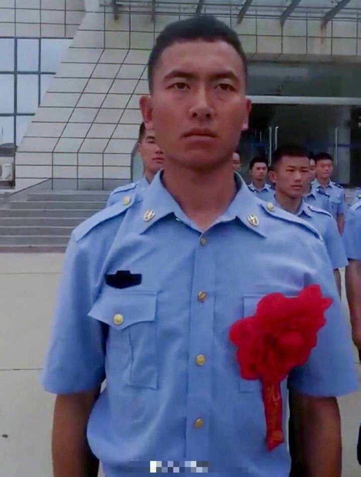 王威关注了杨幂和佟丽娅,两位也回关了……退伍之后的王威会进娱乐圈