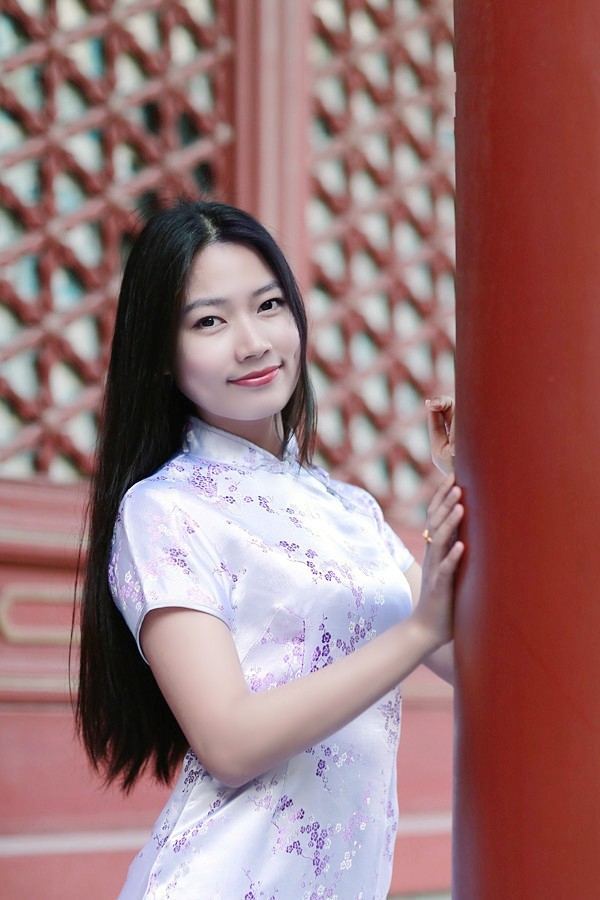 一个笑容满面的古韵长发旗袍姑娘