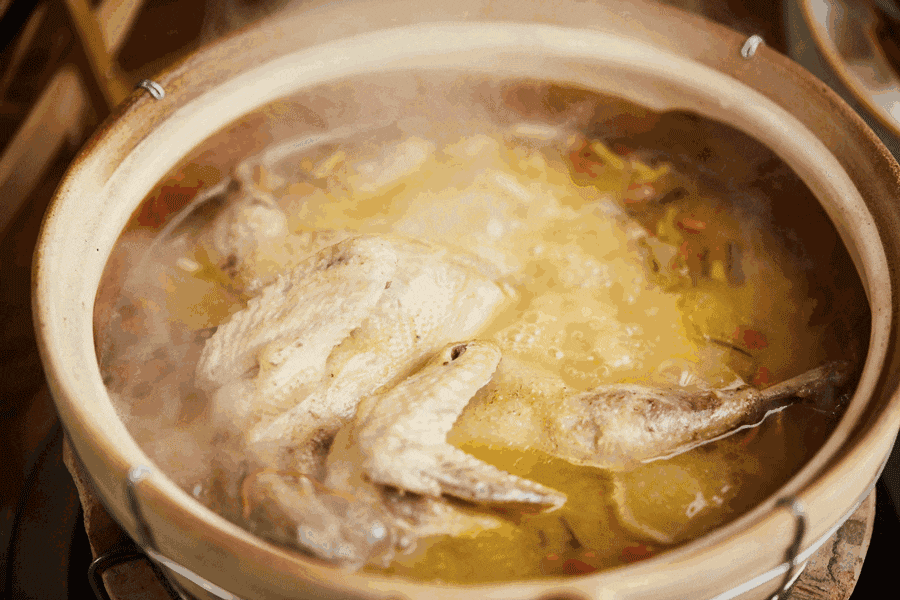 煲鸡汤时,要先放盐还是后放盐?方法没用对,难怪做出来汤不鲜浓