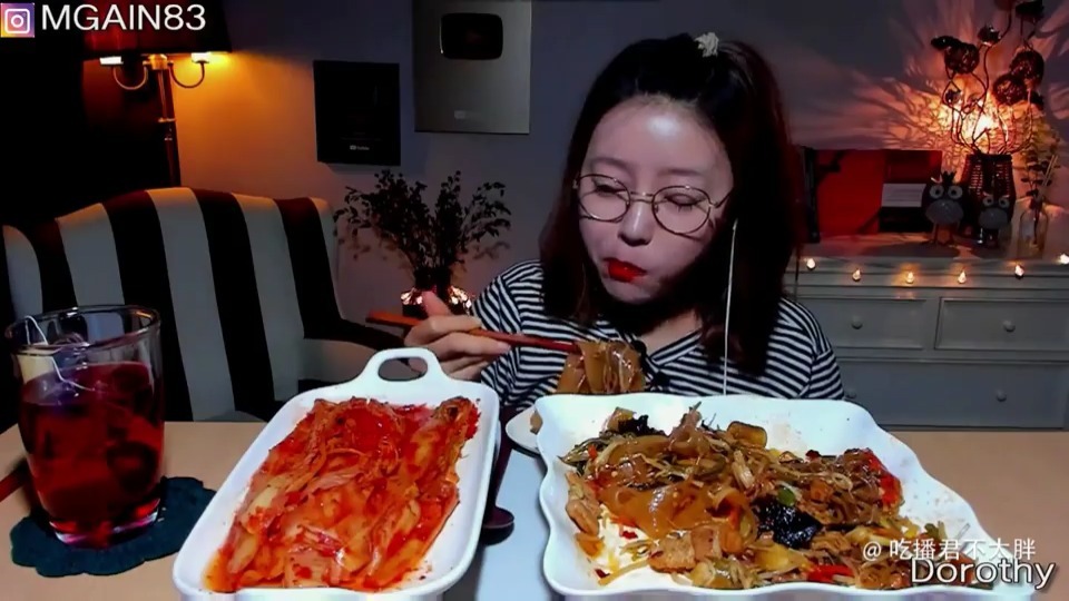 韩国美女吃播Dorothy,吃肉和宽粉,太喜欢宽粉了