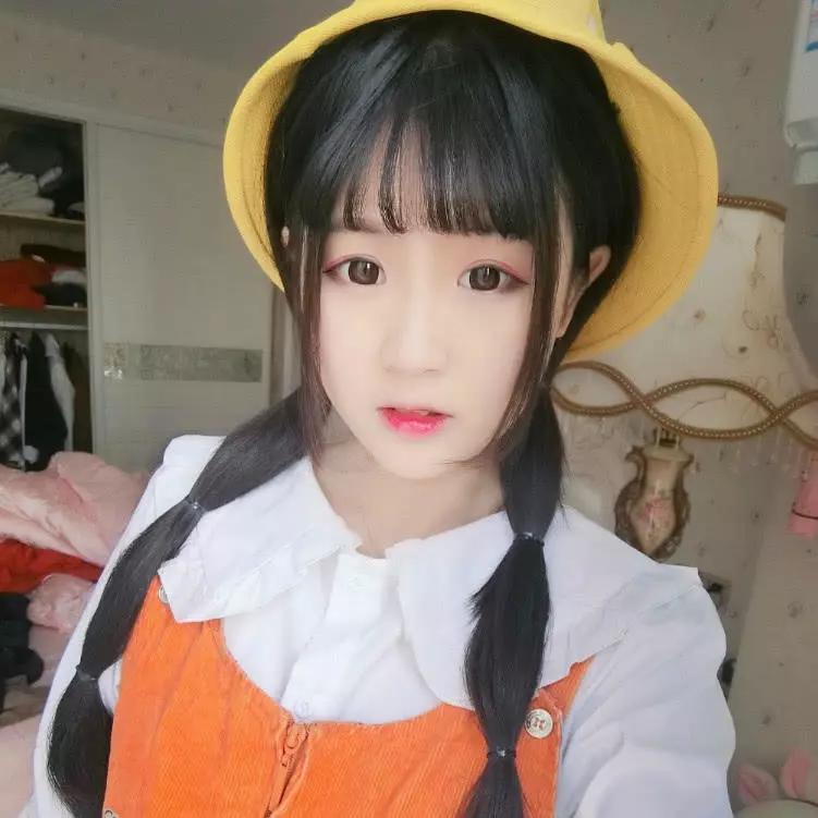 杨清柠的拍照方式少女感十足,最后一张却暴露她的心机