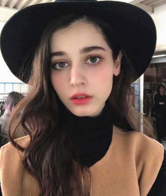 俄罗斯模特katya chertykova被这个高级脸迷到了