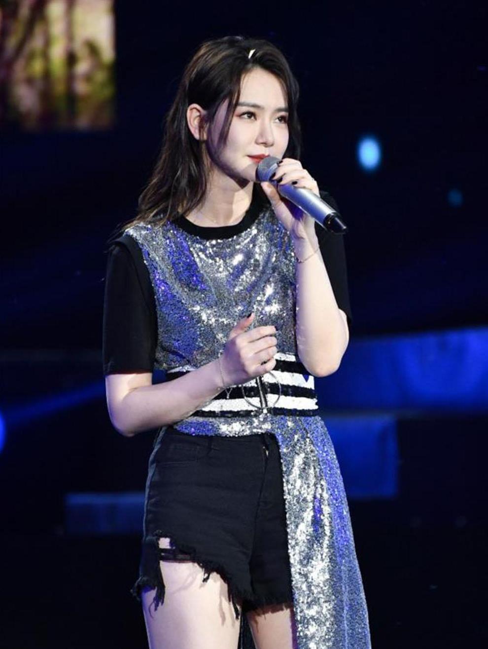 戚薇为博眼球真拼! 裙子竟只穿一面, 网友: 这腿看的我心服口服!