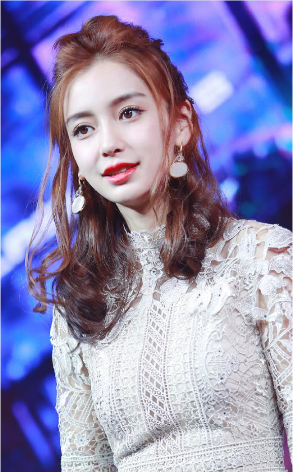 angelababy身穿白色蕾丝长裙亮相综艺节目 扎着半丸子头烈焰红唇