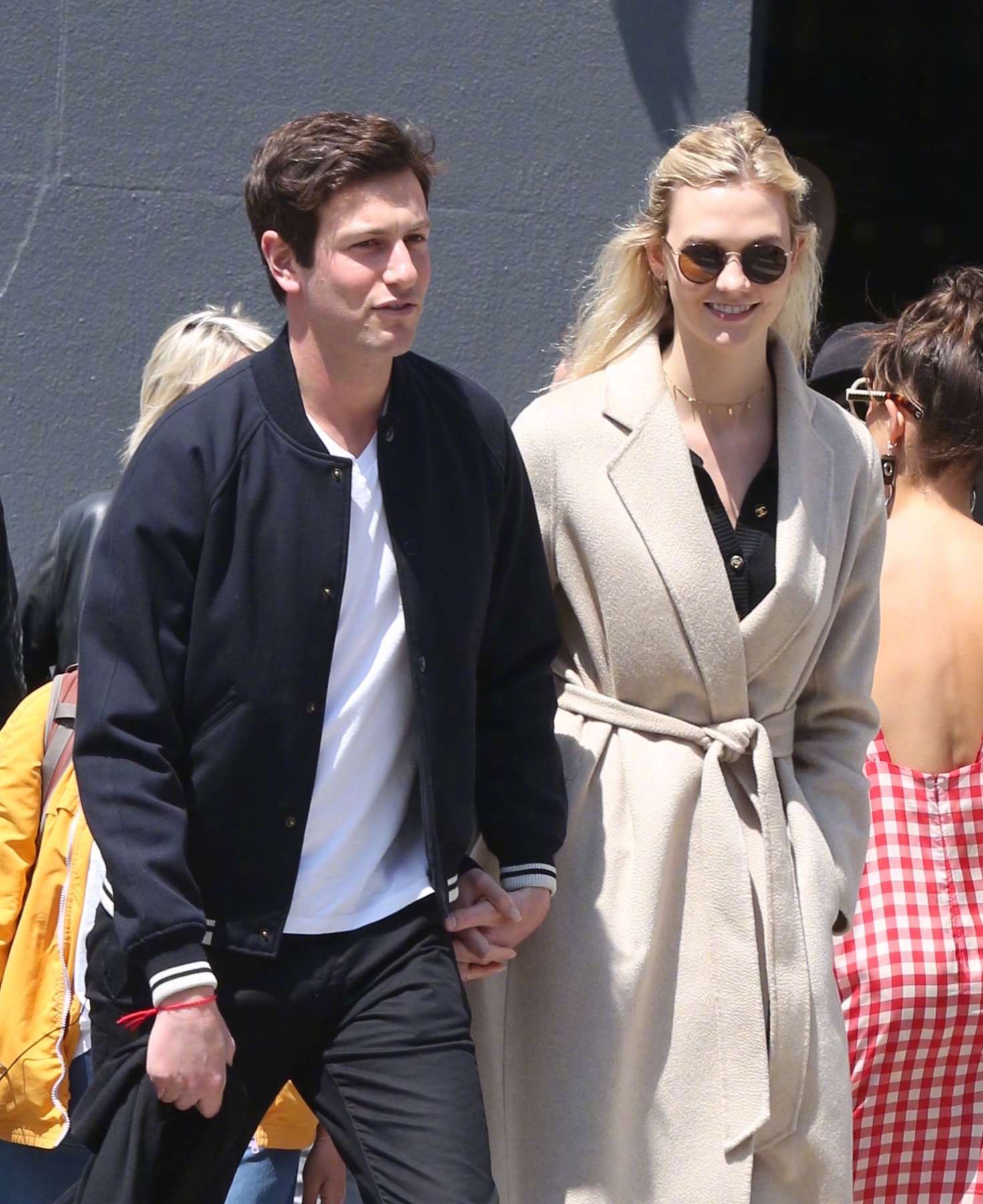 karlie kloss和她的男友joshua kushner一起在纽约外出的街拍