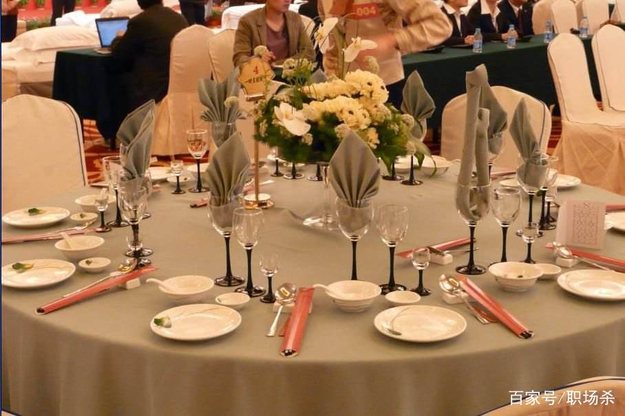 商务宴请,领导让你点菜怎么办?任性小伙不会点菜被辞退