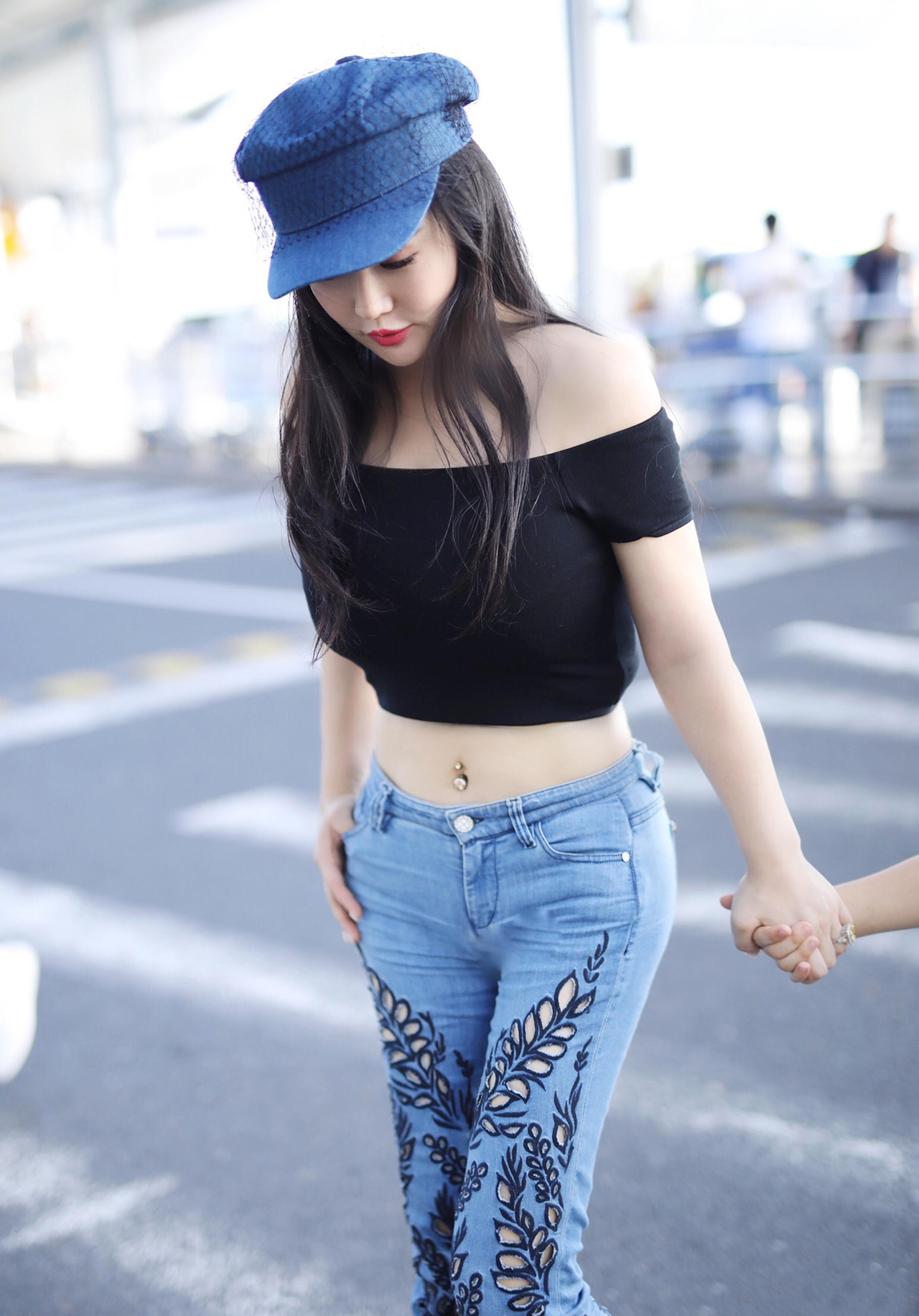 辣妈冉莹颖露脐装大秀小蛮腰,皮肤白皙身材依旧惹火