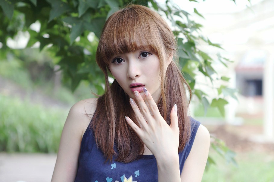 一个小鸟依人的可爱萌妹子