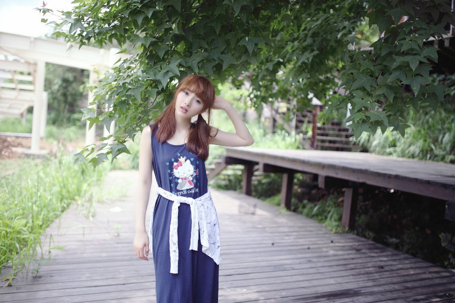 一个小鸟依人的可爱萌妹子