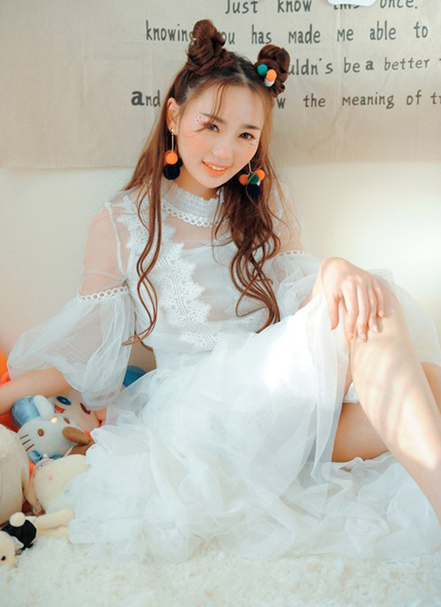 可爱蕾丝裙少女笑容灿烂花样写真