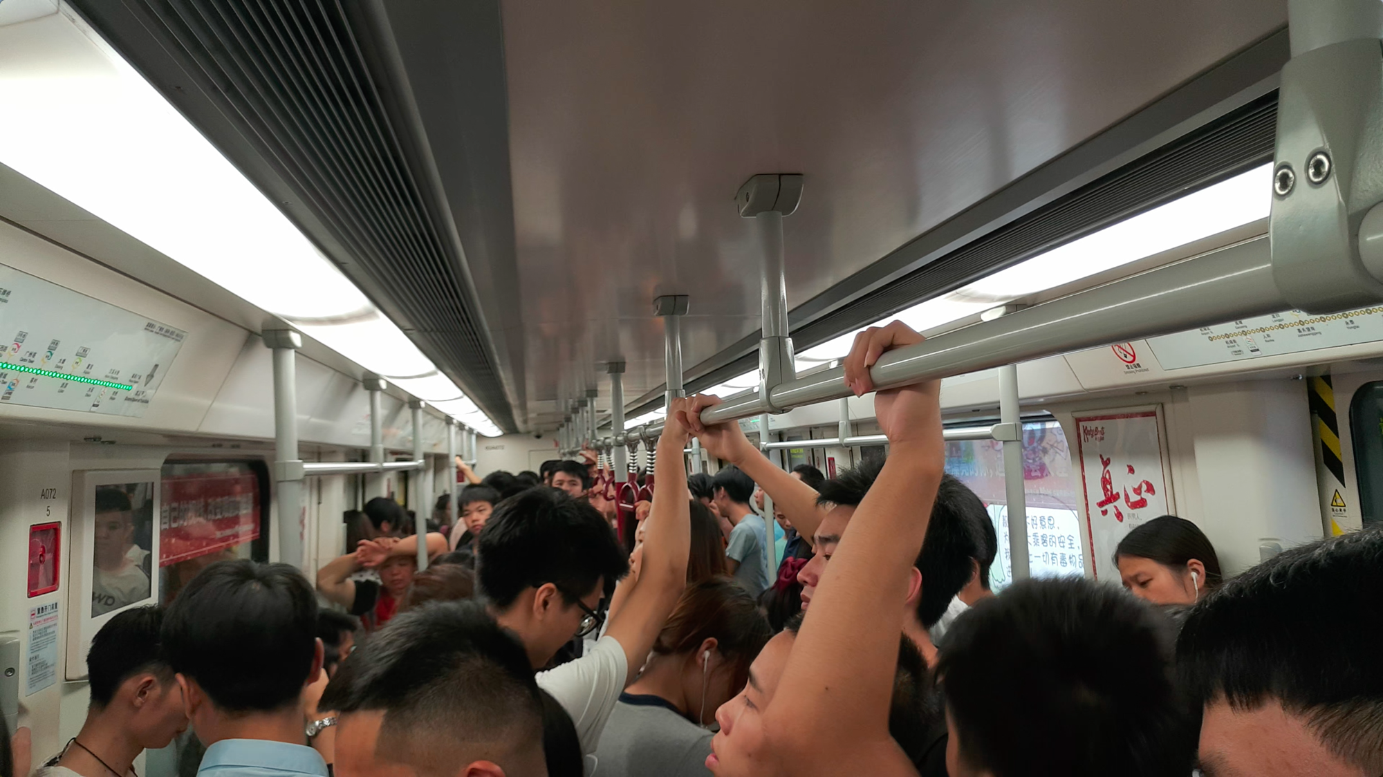 广东广州:实拍广州市最拥挤的地铁线路,简直是"人山人海"!