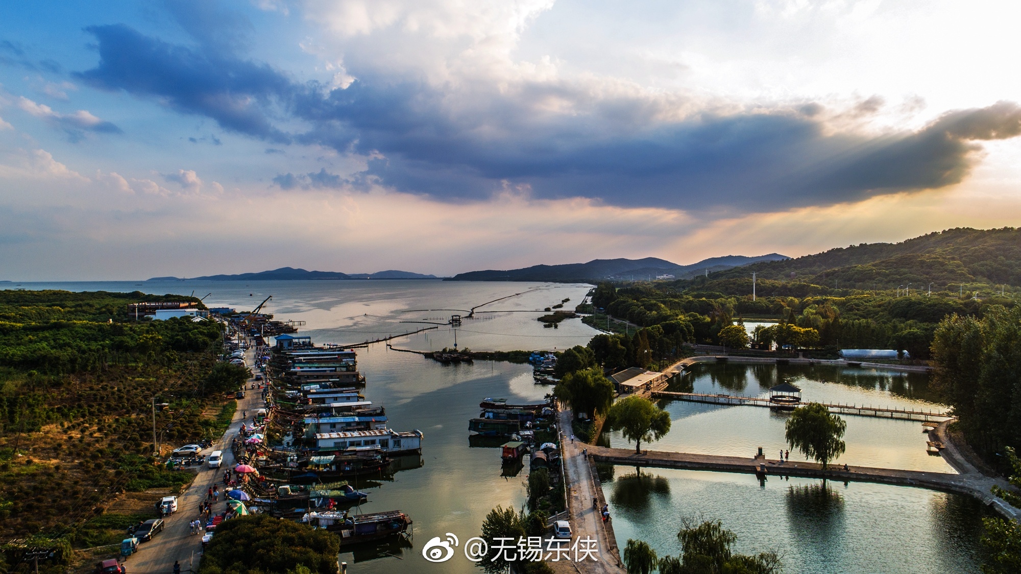 太湖充满温情和水.夕阳西下无锡渔港乡的港口