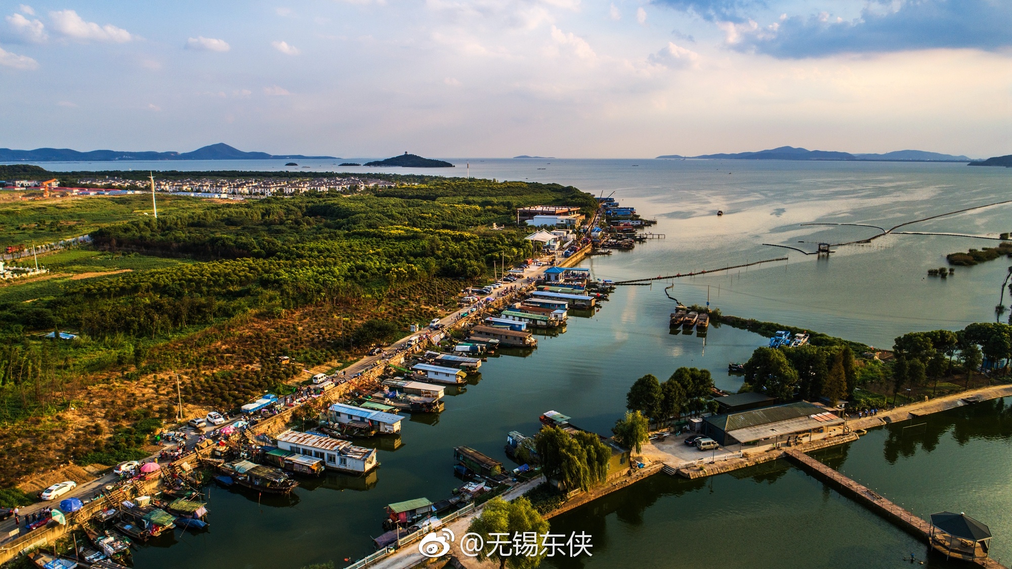 太湖充满温情和水.夕阳西下无锡渔港乡的港口